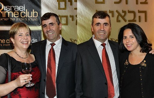 יוסי נבון עם רחל רעייתו (שמאל) ורווית מסס מנהלת מכירות נבון ארט